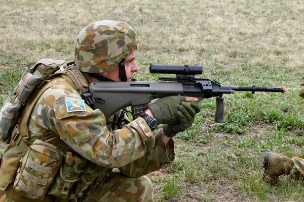 Soldats de l armée australienne avec un fusil d assaut