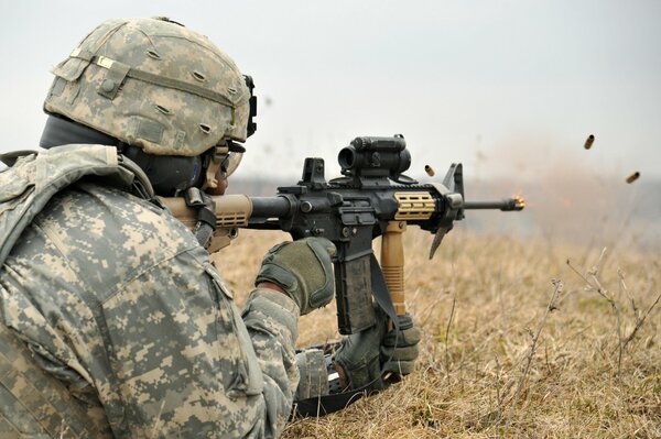 Ein Soldat mit einer Waffe. Schießen mit Waffen