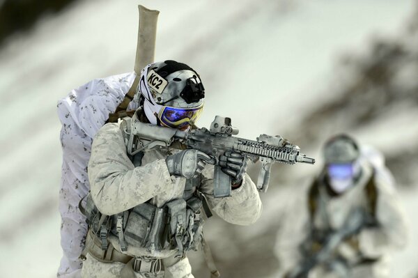 Soldat en uniforme avec des armes