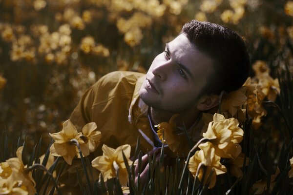 Ritratto di un uomo in un campo con fiori