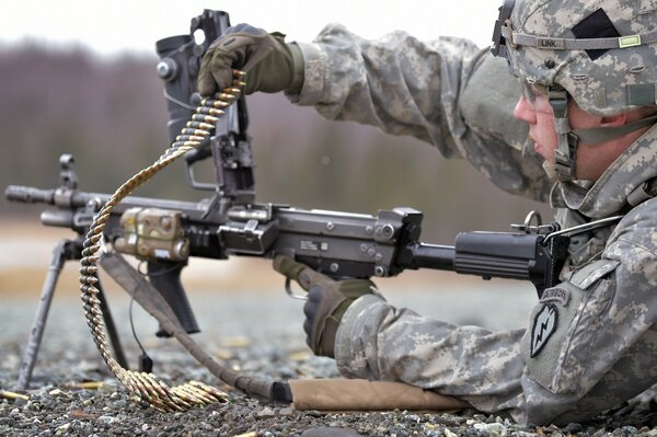 Ein Soldat mit einer Waffe. Waffen nachladen