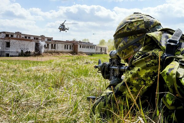 Un soldado espera al equipo para lanzar una ofensiva