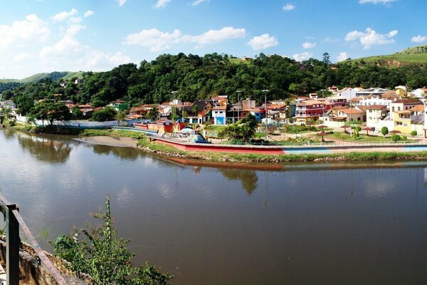 Панорама дома на реке в бразилии