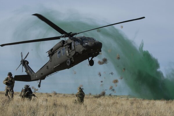 Decollo dell elicottero. soldati dell esercito in allerta