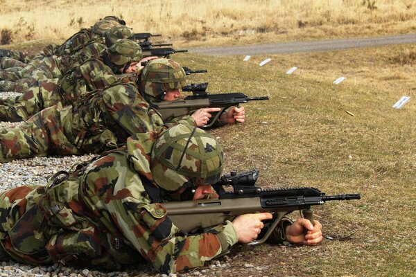 Soldados del ejército irlandés en el campo de tiro