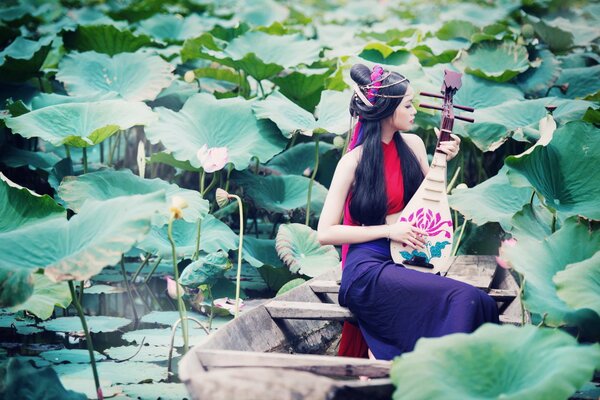 Fille asiatique joue d un instrument de musique