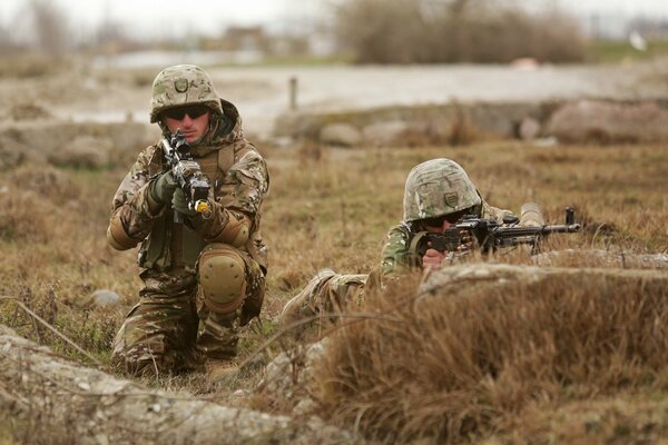 En la foto, una imagen de dos soldados con uniformes