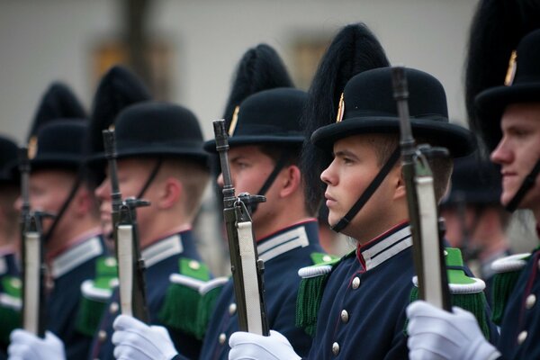 In der Armee sind Soldaten am Aufbau