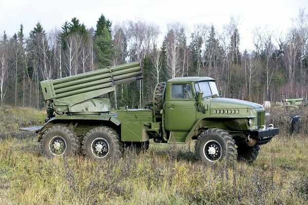 Военная техника бм-21 в поле