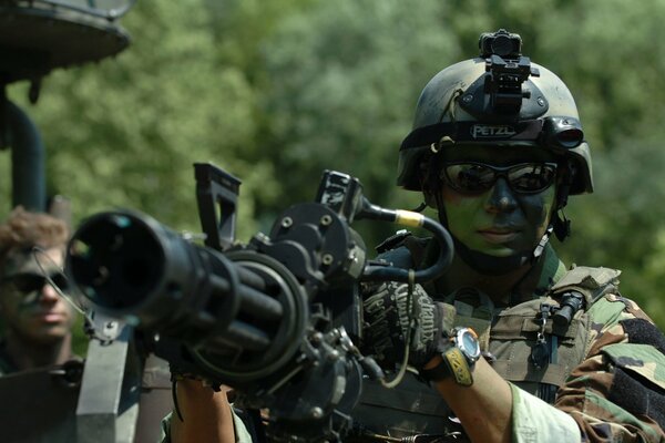 Un soldat courageux se tient en tenue