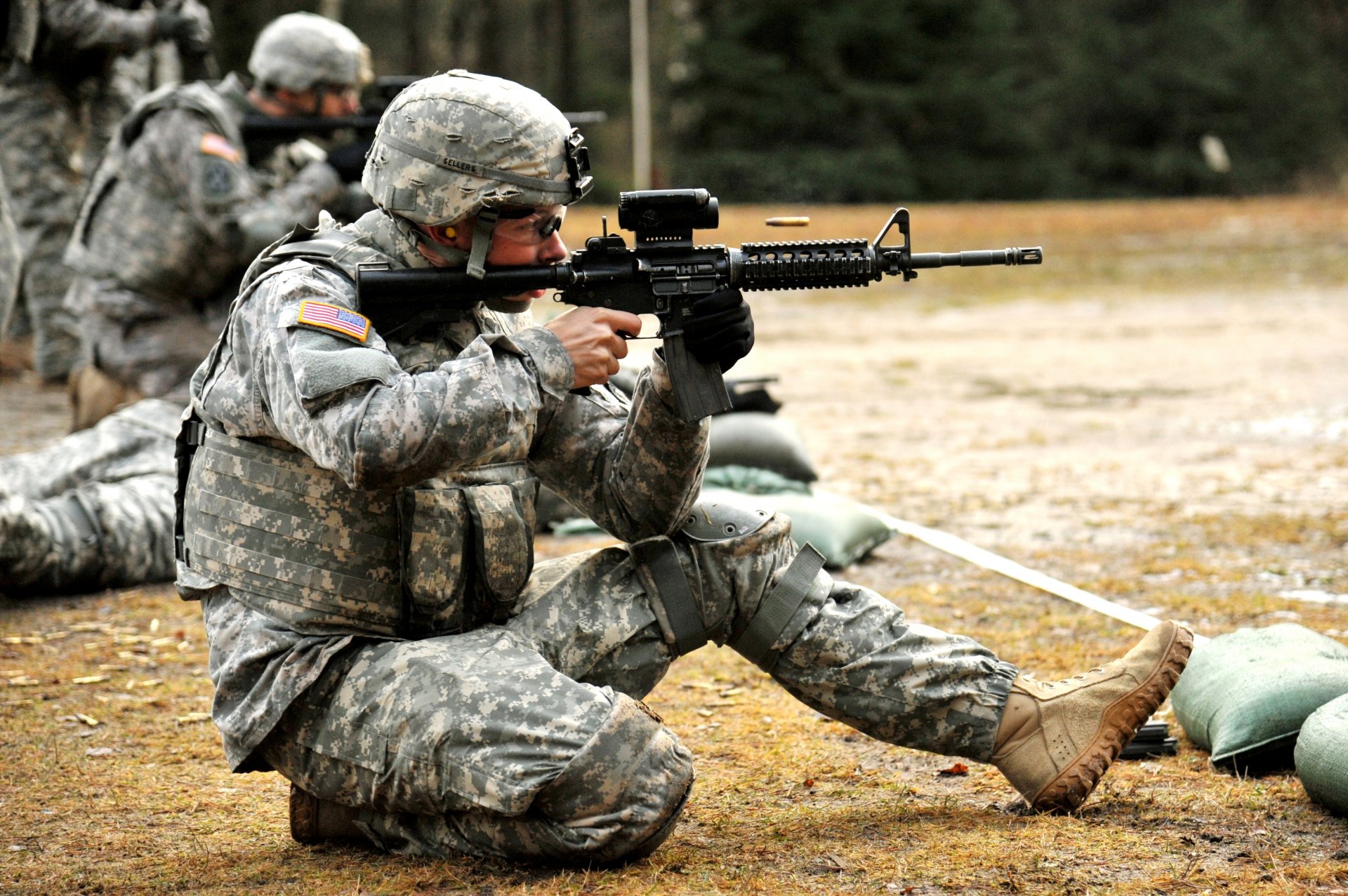 strzelnica żołnierz sprzęt broń m4 carbine automat strzelanie łuska