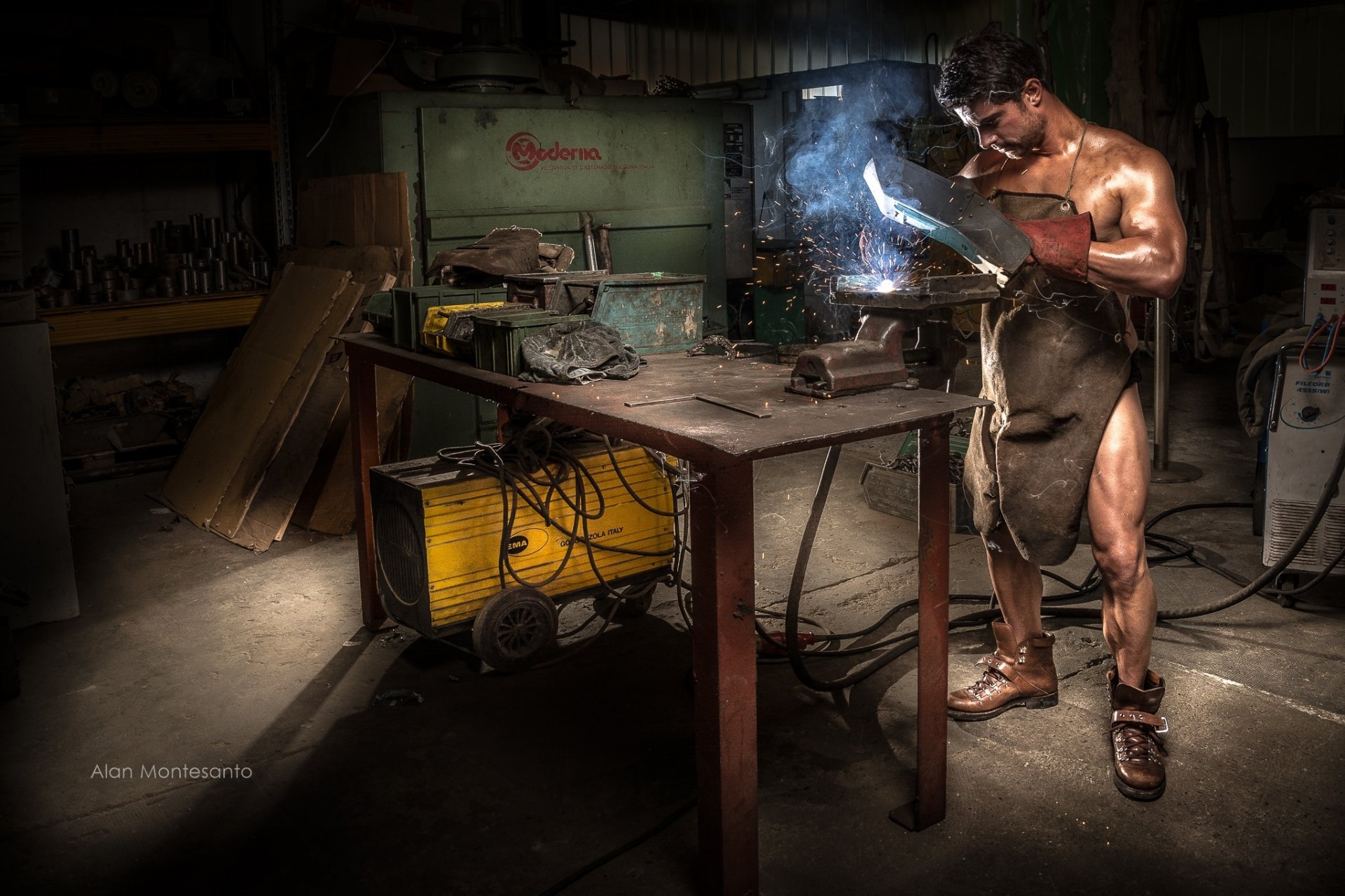 hombre soldador desnudo delantal máquina de soldadura