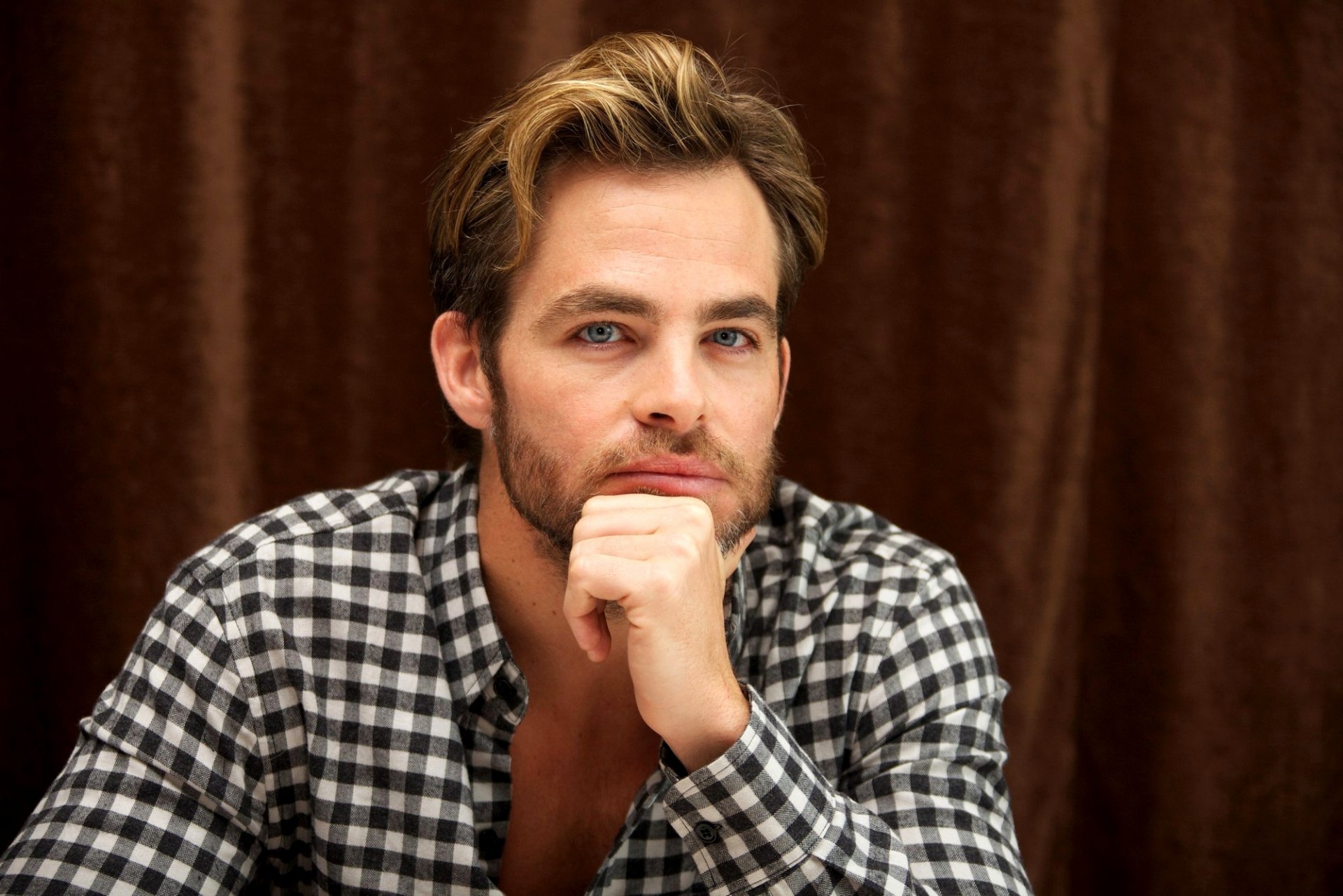 chris pine actor hombre mirada camisa