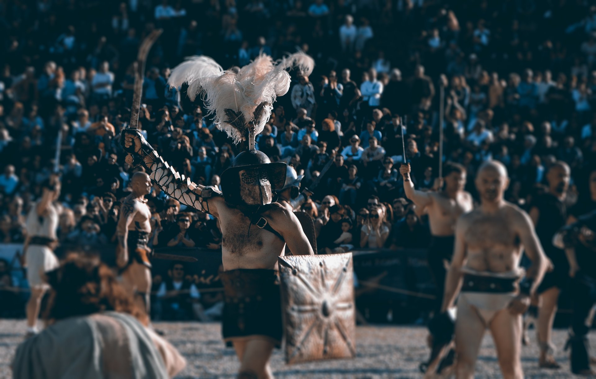 gladiatorzy zbroja hełm tarcza arena