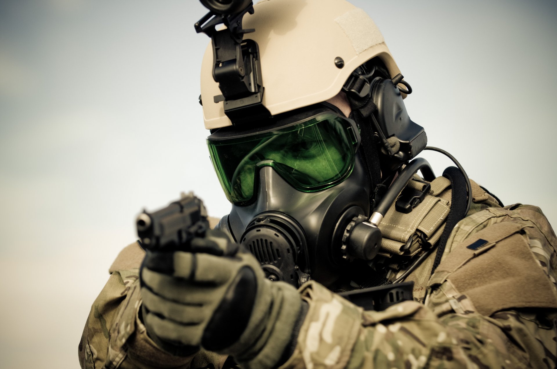 soldat gasmaske helm ausrüstung pistole