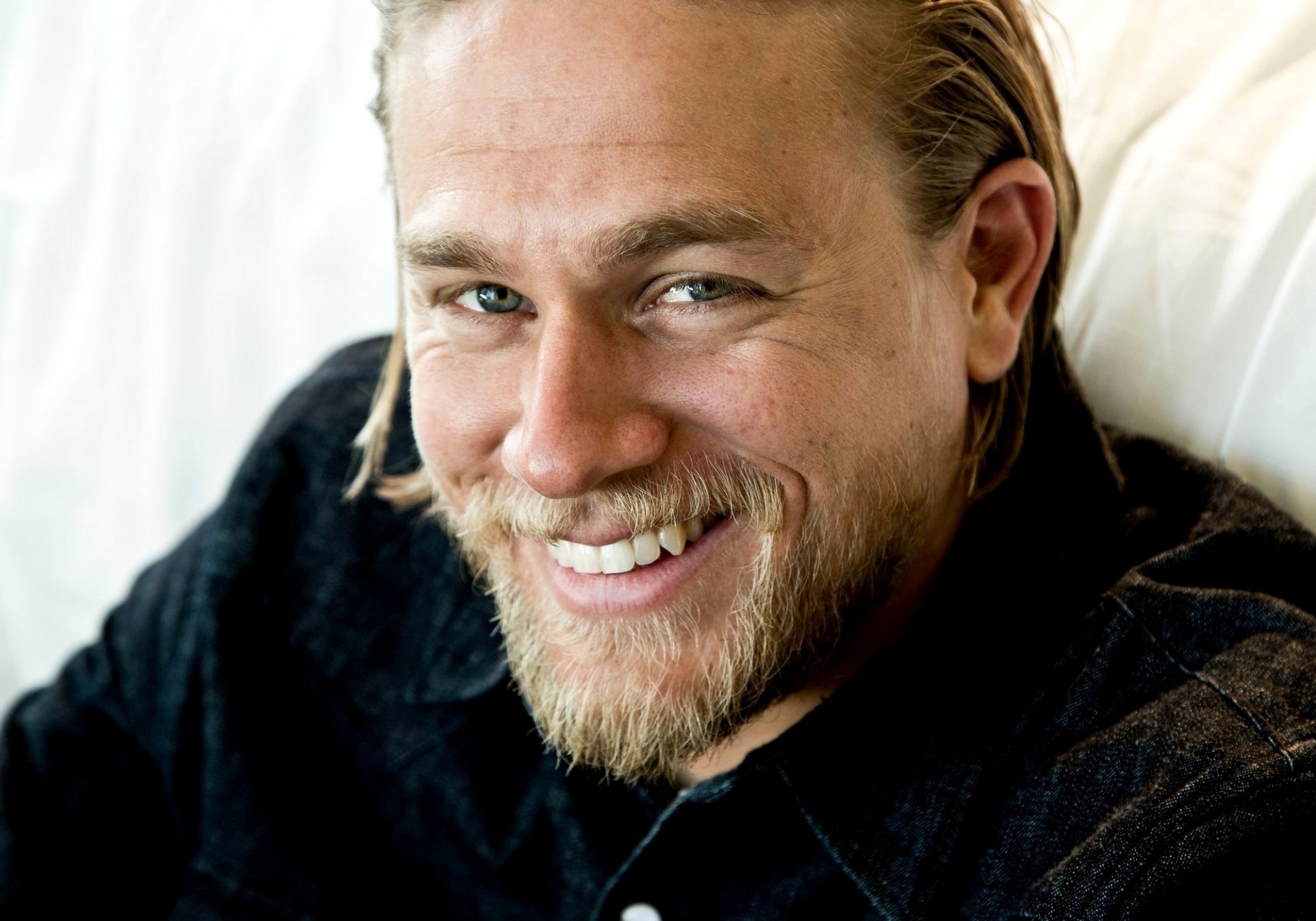 hunnam charlie hunnam attore maschio biondo faccia sorriso