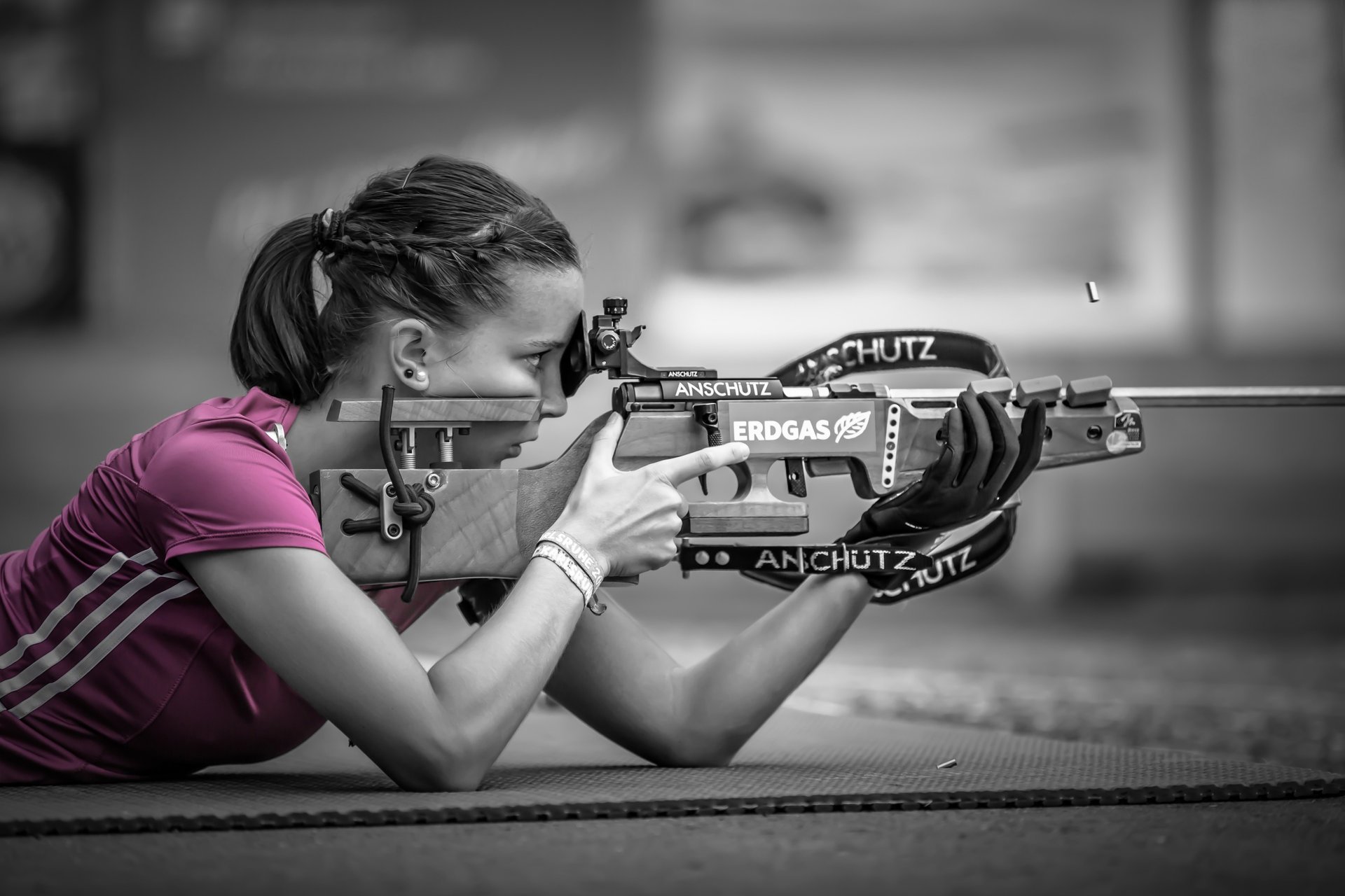 pink sniper bokeh tiro chica