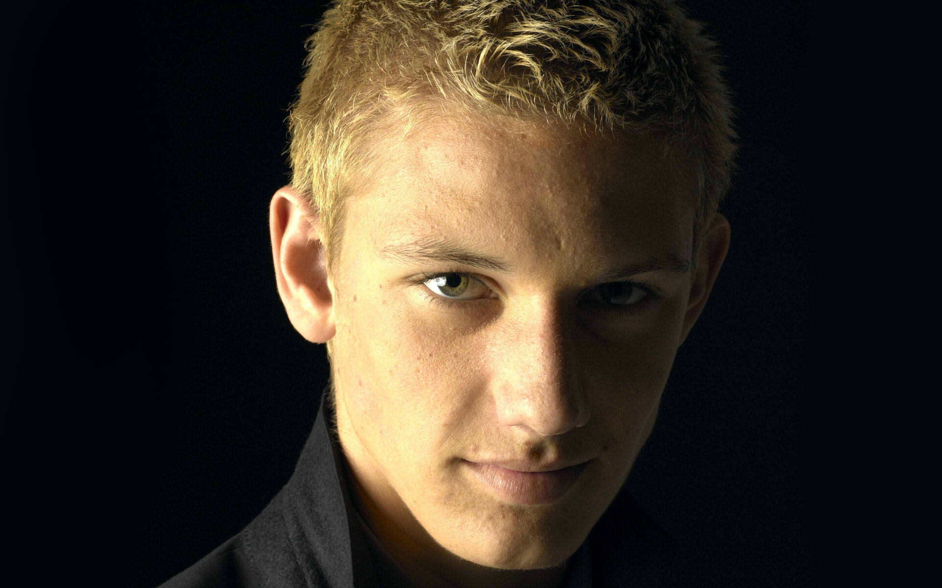 alex pettifer pettifer actor mirada sonrisa