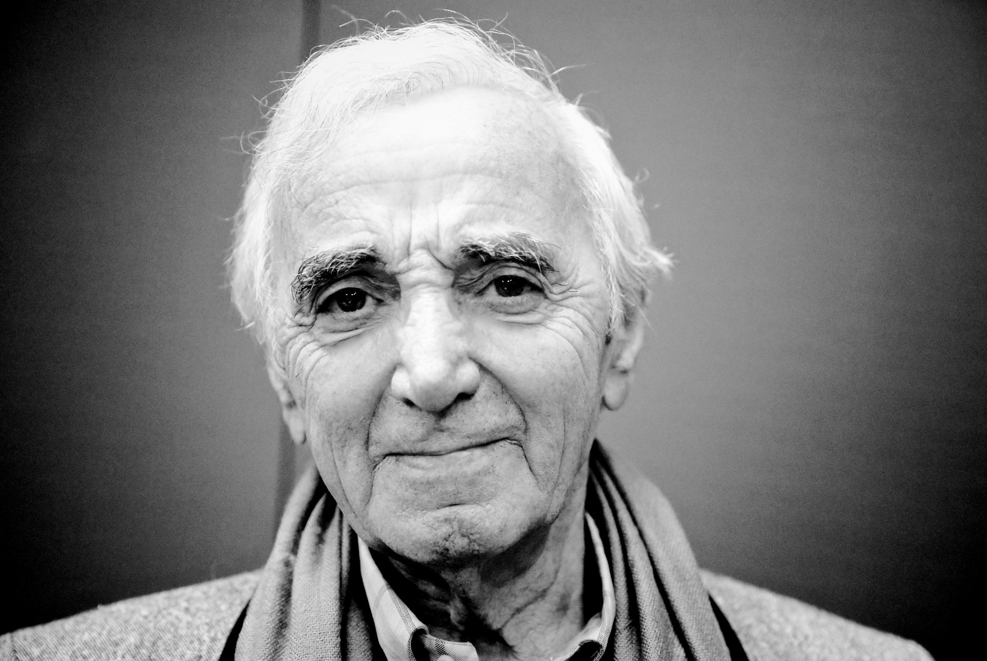 charles aznavour chansonier francés compositor poeta escritor actor de origen armenio