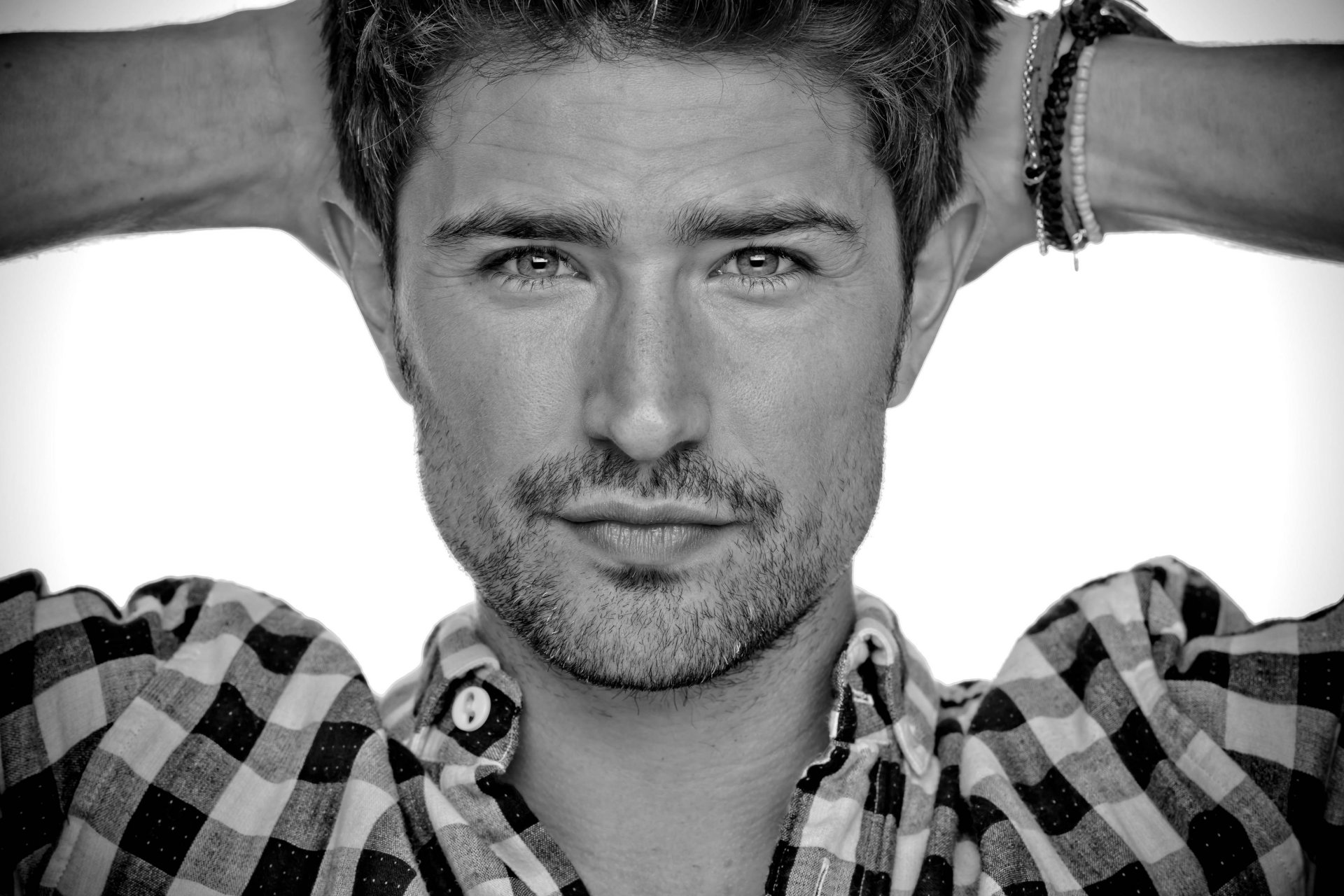 matt dallas acteur homme visage chemise noir et blanc