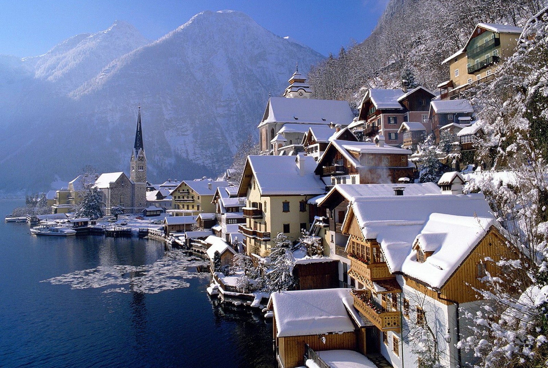 hallstatt lago hallstatt austria ciudad casas edificios luces reflexión superficie montañas cielo