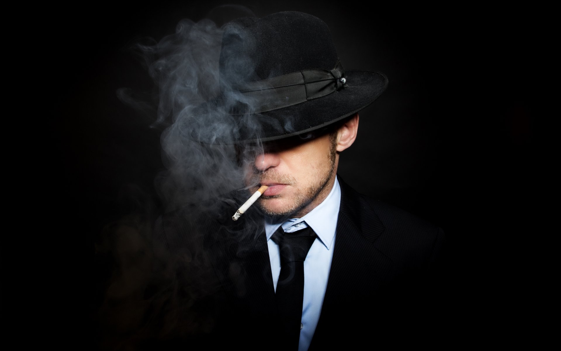 homme costume cravate chapeau cigarette fumée homme cigarettes fond noir fond d écran écran large plein écran écran large écran large