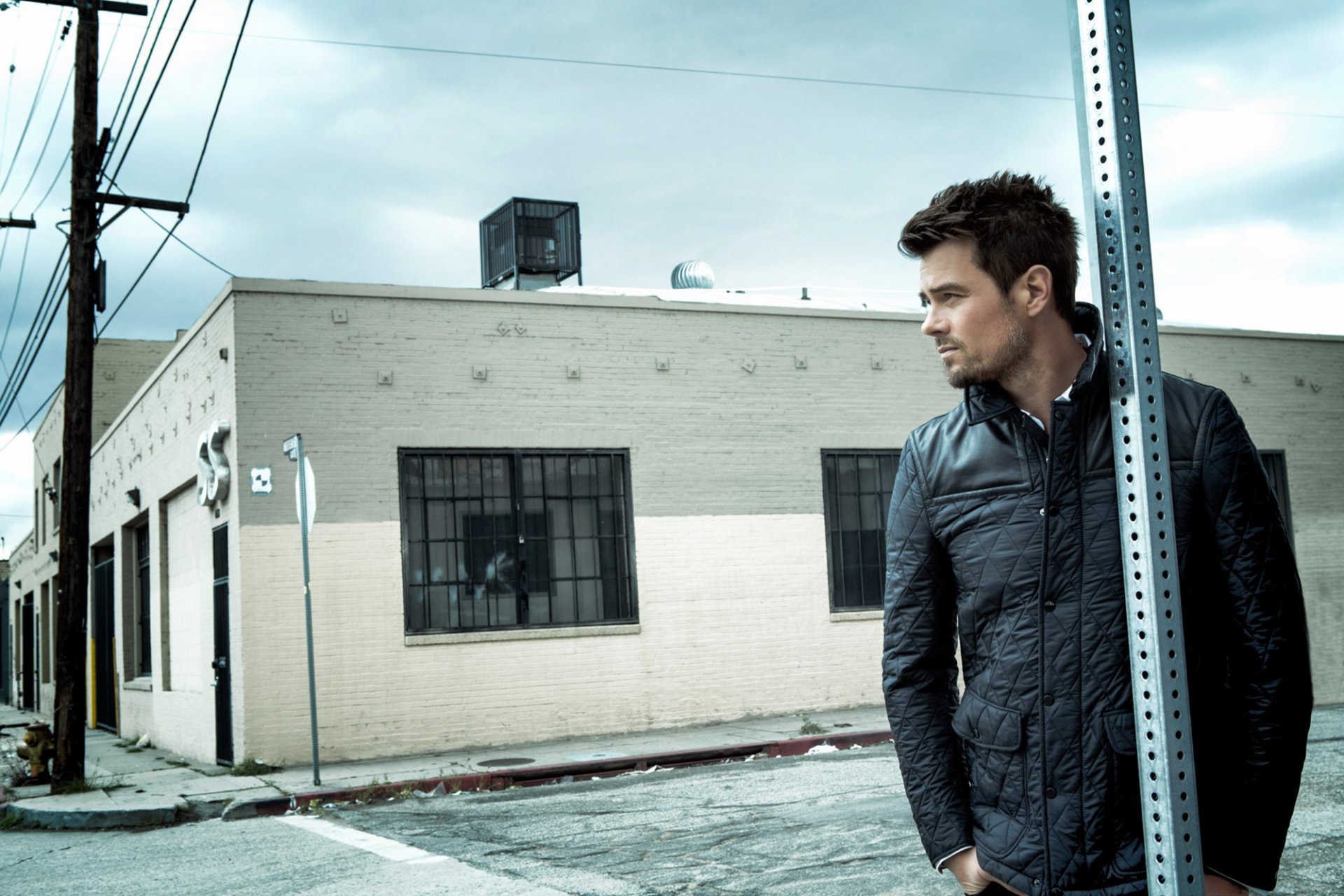 josh duhamel actor men section view jacket building