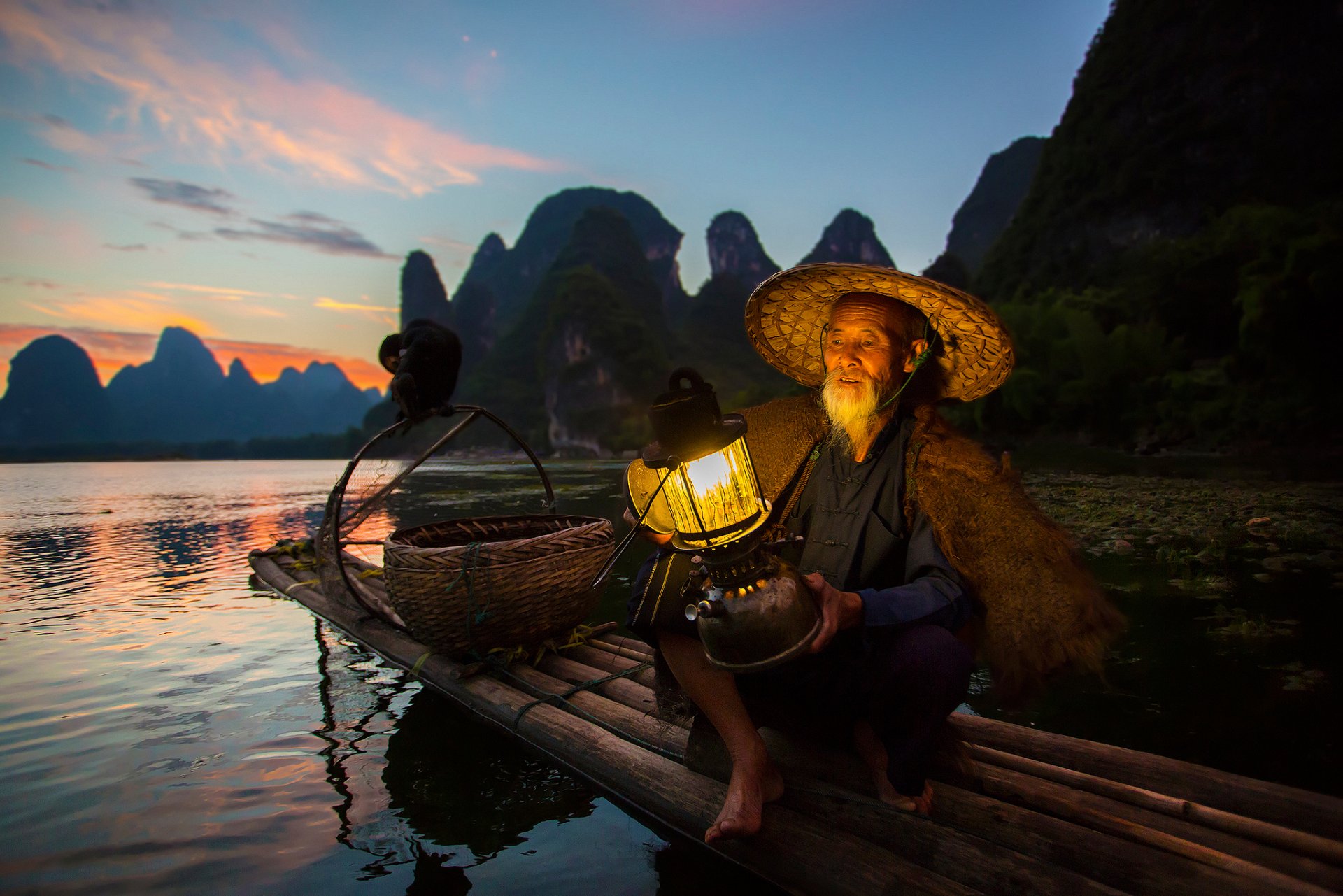 china distrito de guangxi zhuangsk río guijiang pescador barco linterna pájaro cormorán