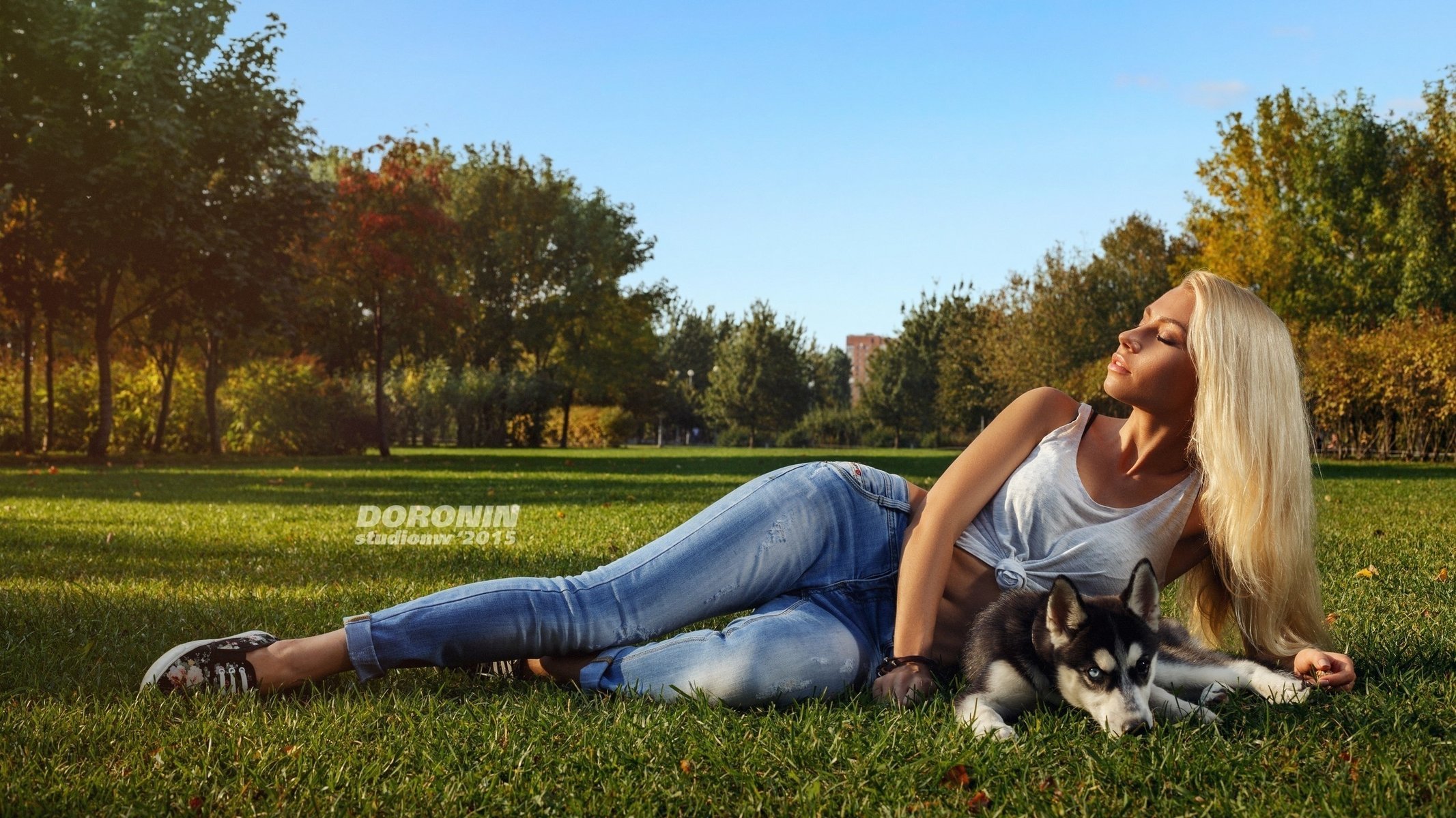 denis doronin outfit photographer girl blonde lying posing photographer model doggie husky park nature