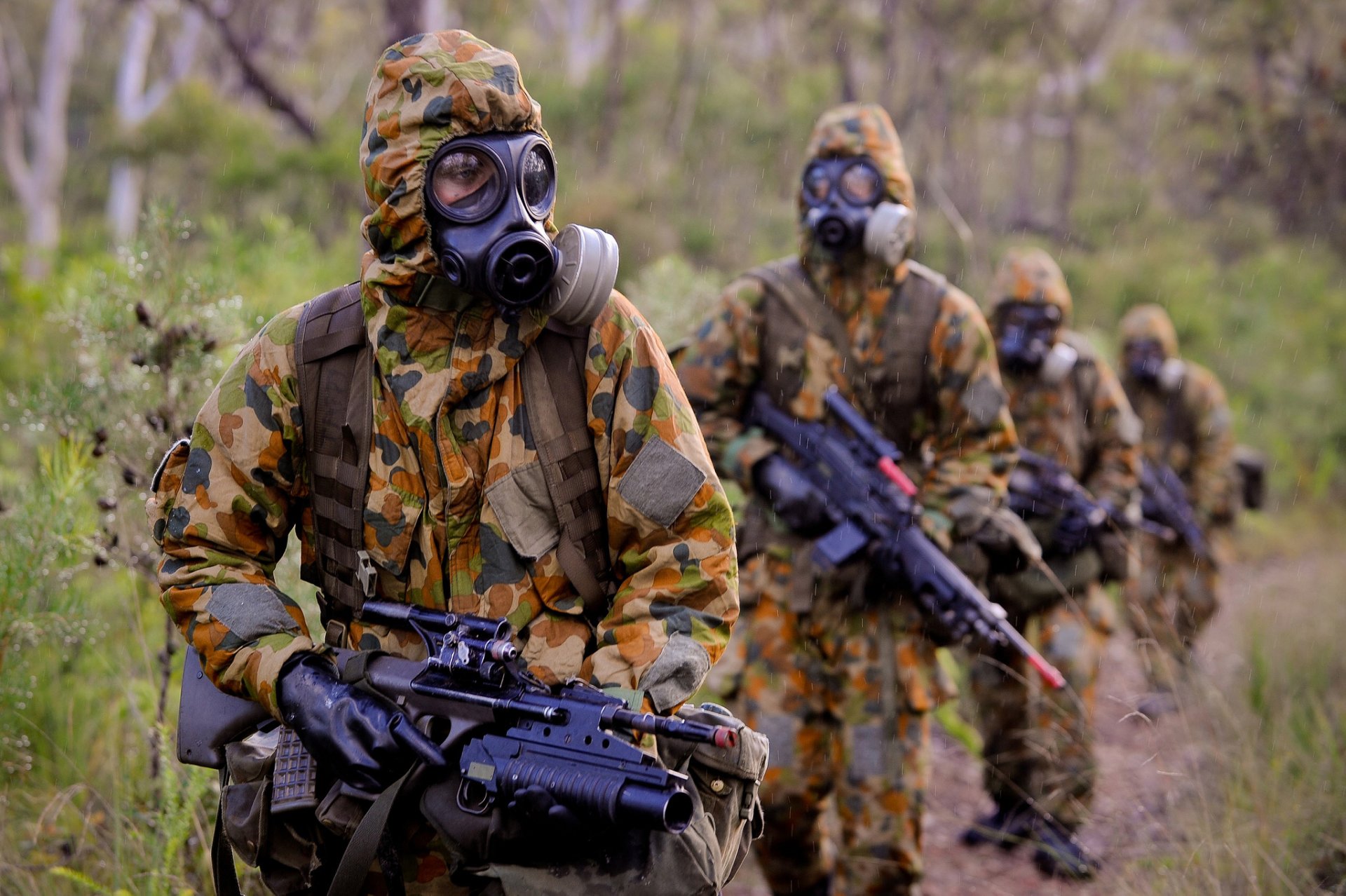 soldados formación equipo máscara de gas camuflaje steyr aug automático rifle lluvia bosque