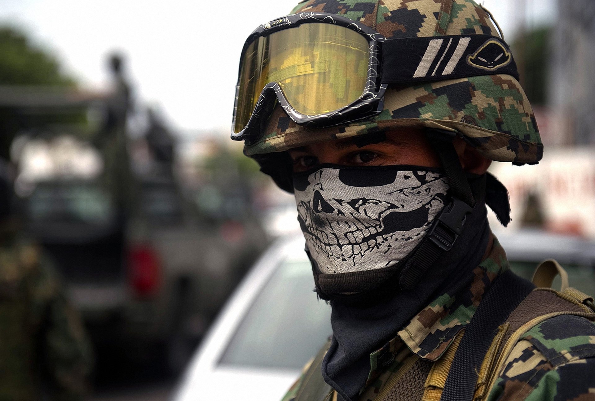 tossicodipendenti messico guerra bandana cranio uniforme macro maschera