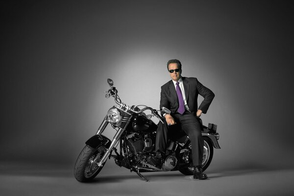 Arnold Schwarzenegger en costume de moto