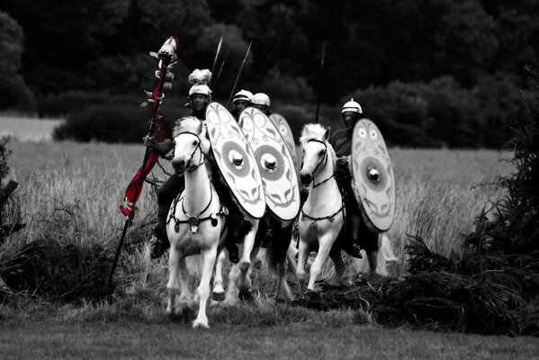 Truppe romane su cavalli bianchi