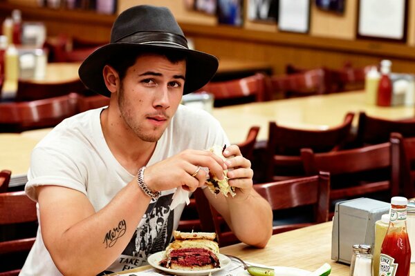 Nick Jonas cantante con sombrero