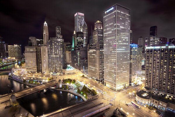 Das nächtliche Chicago. Wolkenkratzer in Lichtern