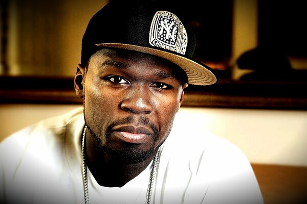 Rapper 50 cent posiert vor der kamera