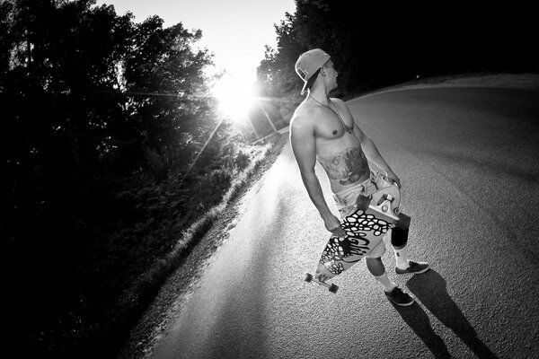 Ragazzo a torso nudo e longboard