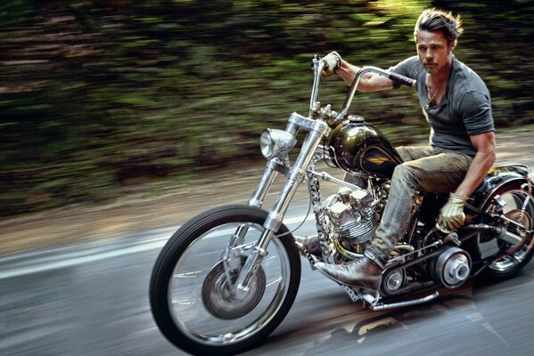 Brad Pitt monta una motocicleta