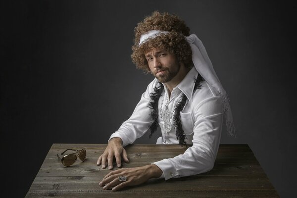 Hände Gläser Tisch und Locken