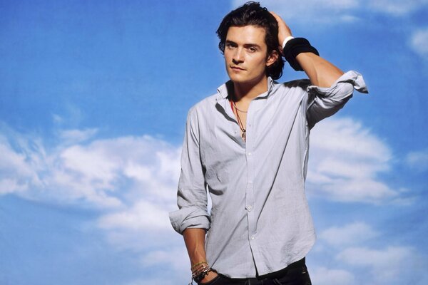 Sur une image de ciel lumineux photo Orlando Bloom