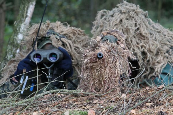 Sniper-équipiers avec des fusils déguisés en surveillance