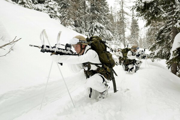 Ejército. Invierno. Soldado con armas