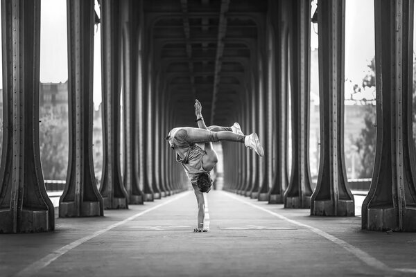 Gimnasta en pose, foto en blanco y negro