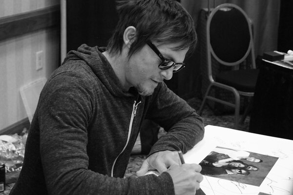 Norman Reedus . L uomo firma la foto