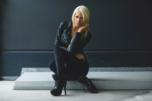 Blonde angela kutscher in schwarzer jacke und heels