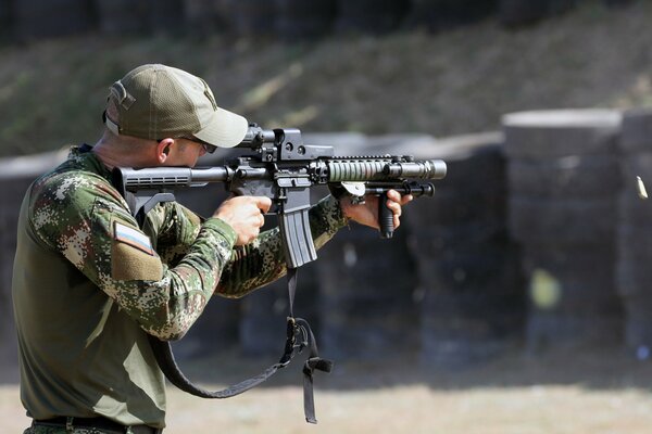 Солдат национального учебного центра с оружием