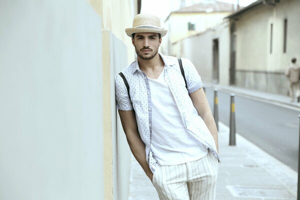 Bel uomo con il cappello