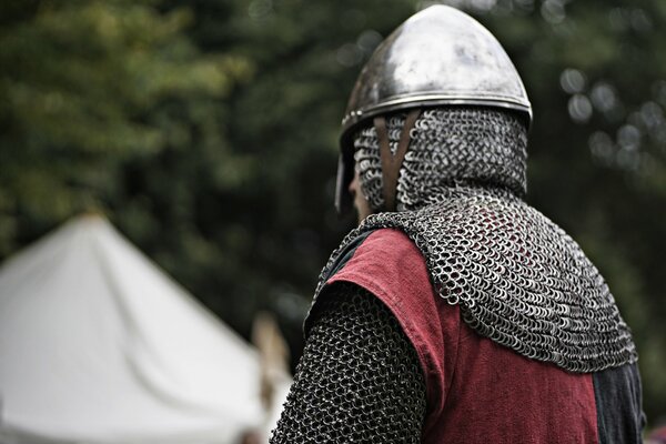 Guerrier en casque, armure et Cotte de mailles. Chapiteau arrière-plan