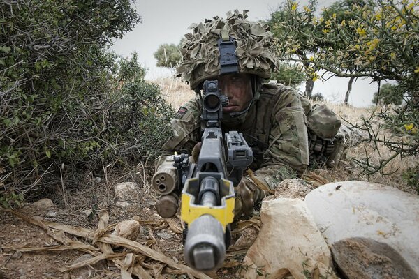 Soldat avec des armes dans le déguisement vise