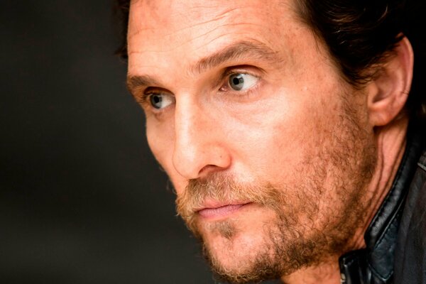 Matthew McConaughey schaut zur Seite